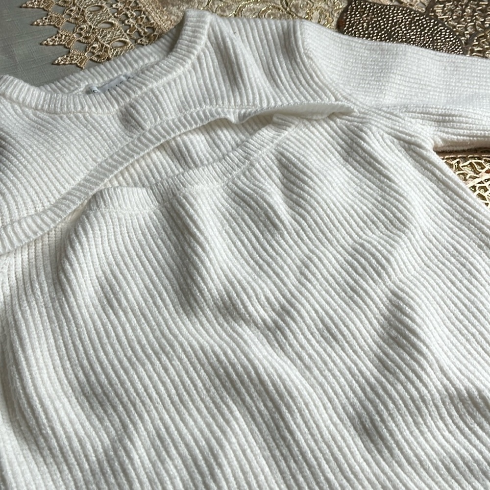 White Cashmere Long Sleeve With Trendy Whole In The Middle